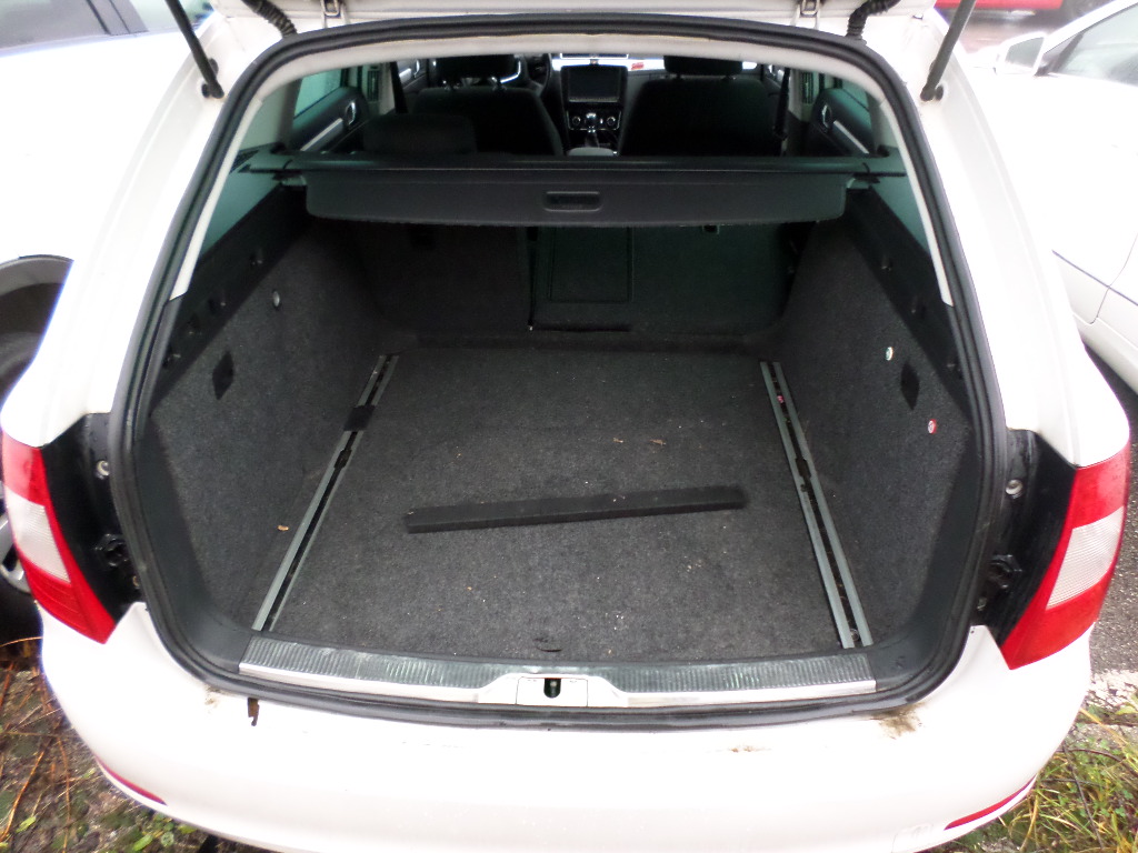 Škoda Superb Combi 1.6 TDI CR DPF Elegance - náhľad